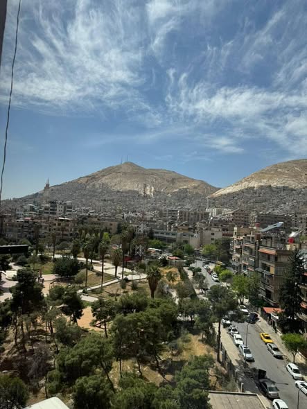 كراج وحديقة وطاقة شمسية، شقة 185 م²